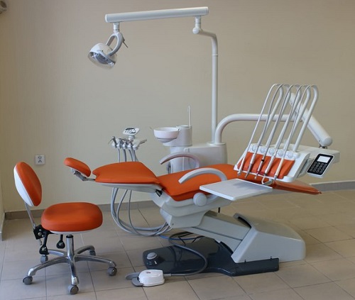 czerwony fotel dentystyczny